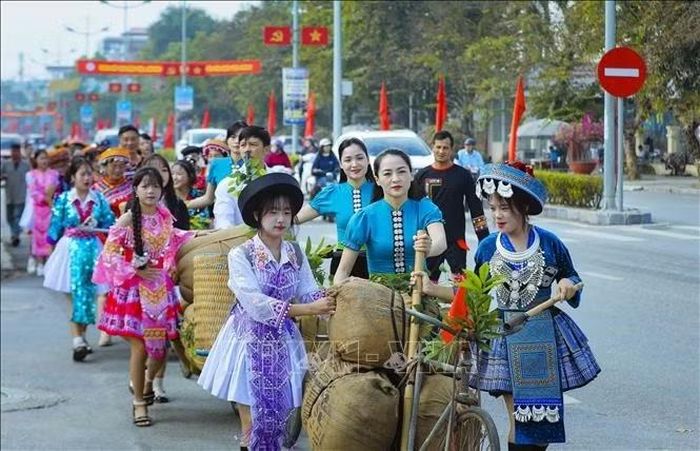 Những bộ trang phục rực rỡ của đồng bào các dân tộc tạo điểm nhấn cho hoạt động trải nghiệm xe đạp thồ giữa lòng thành phố Điện Biên Phủ.