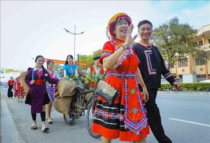 Các thế hệ người dân cùng tham gia đẩy xe đạp thồ, kết nối sắc màu văn hóa truyền thống với niềm tự hào về Chiến thắng Điện Biên Phủ.