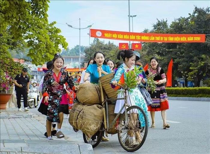 Các em học sinh trong trang phục truyền thống hào hứng tham gia hoạt động trải nghiệm gắn với lịch sử Điện Biên Phủ trong khuôn khổ Ngày hội.