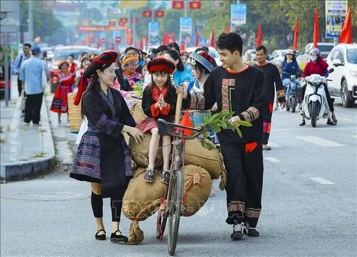 Người dân nhiều thế hệ trong trang phục dân tộc Mông, Thái cùng tham gia hoạt động trải nghiệm trên đường Võ Nguyên Giáp, phường Điện Biên Phủ.