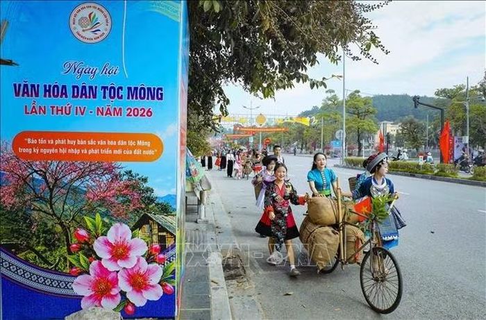 Đoàn trải nghiệm đẩy xe đạp thồ đi qua khu vực pa-nô Ngày hội Văn hóa dân tộc Mông lần thứ IV năm 2026 tại tỉnh Điện Biên.