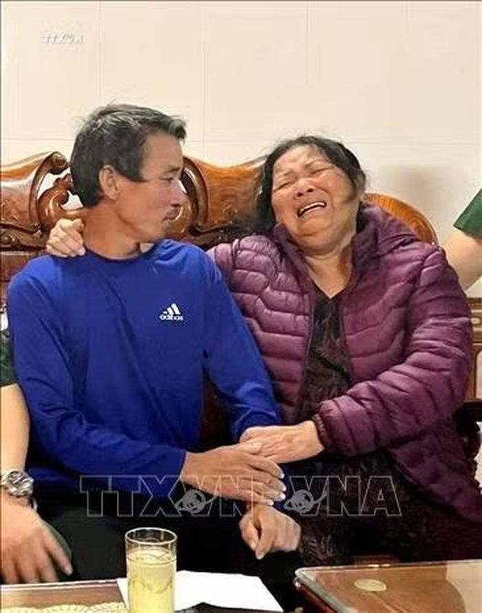 Người thân, gia đình của ngư dân Nguyễn Mạnh Cường vỡ òa xúc động và vui mừng khi ông Cường may mắn trở về bình an. Ảnh: TTXVN phát
