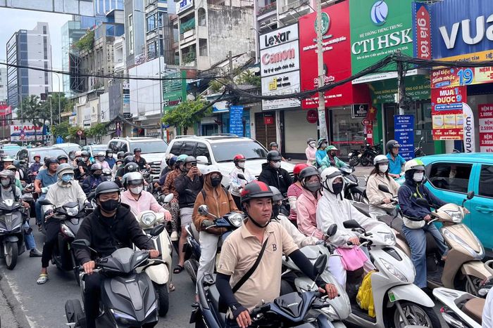 Giao thông tại một số thời điểm đông, di chuyển khó khăn.