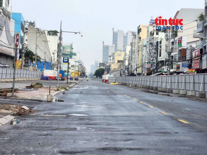 Nhiều vị trí nhà ga ngầm của tuyến metro số 2 trên trục đường Cách Mạng Tháng 8 được rào chắn để chuẩn bị thi công.
