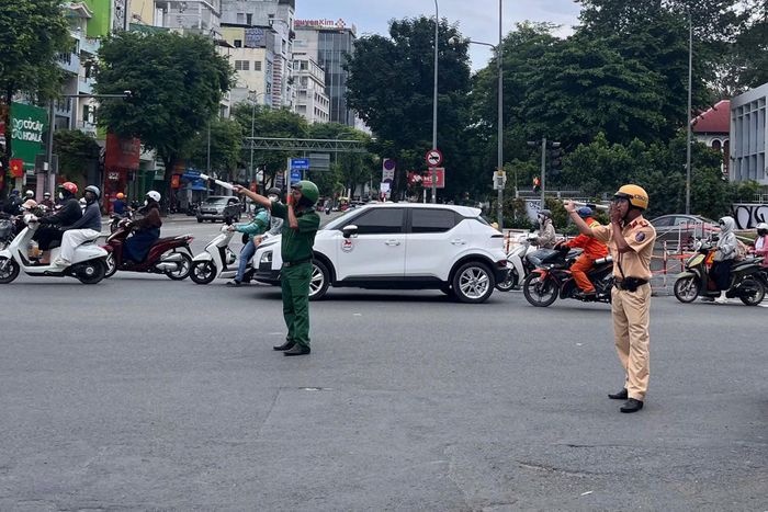 CSGT và lực lượng TNXP đứng điều tiết giao thông.
