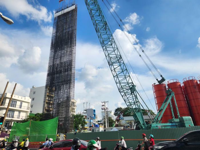 Thi công tường vây nhà ga Công viên Lê Thị Riêng.