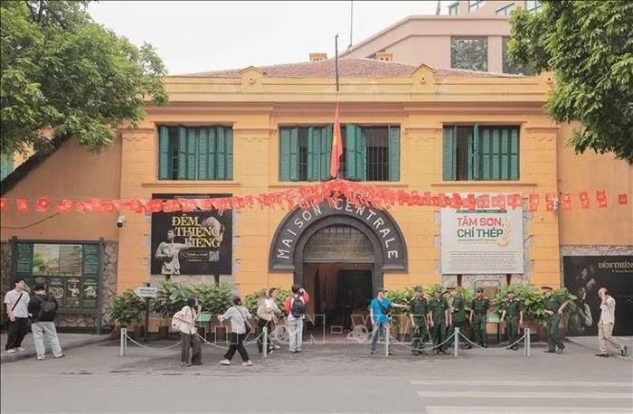 Đông đảo người dân và du khách tham quan Di tích Nhà tù Hỏa Lò (Hà Nội) nhân kỷ niệm 72 năm Ngày Giải phóng Thủ đô (10/10/1954–10/10/2026).