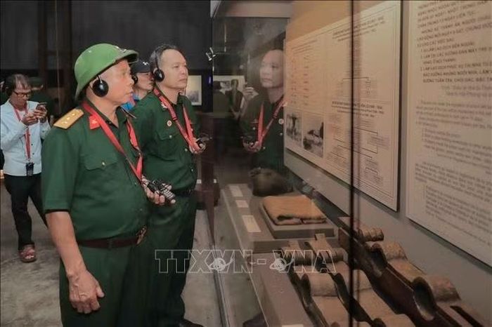 Hệ thống thuyết minh tự động bằng nhiều ngôn ngữ hỗ trợ du khách trong nước và quốc tế khám phá lịch sử Di tích Nhà tù Hỏa Lò thuận tiện hơn.