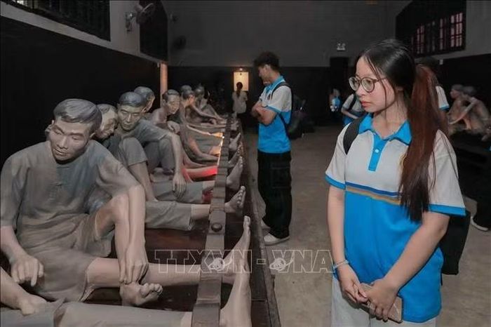 Nhiều học sinh, sinh viên lựa chọn Di tích Nhà tù Hỏa Lò làm điểm tham quan, học tập thực tế, tìm hiểu lịch sử dân tộc và bồi đắp lòng yêu nước.