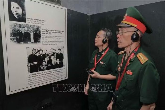 Các cựu chiến binh từ khắp mọi miền đất nước về tham quan Di tích Nhà tù Hỏa Lò, ôn lại những ký ức hào hùng và tri ân các đồng đội đã hy sinh.