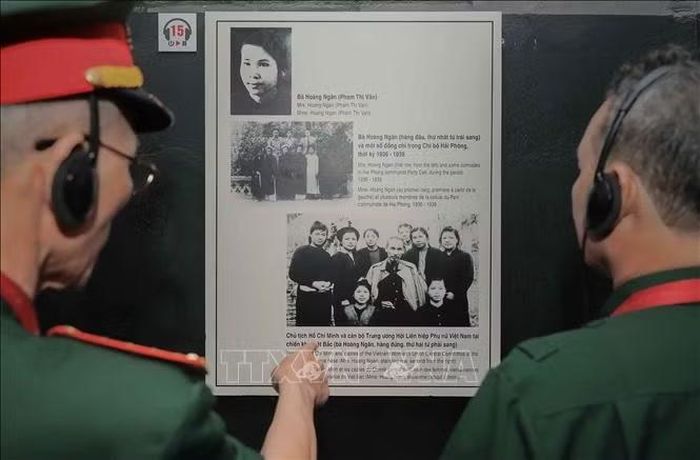 Du khách trải nghiệm thiết bị thuyết minh tự động với 8 ngôn ngữ, tìm hiểu nội dung trưng bày theo cách chủ động tại Di tích Nhà tù Hỏa Lò.