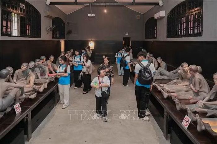Các khu vực giam giữ được phục dựng theo kích thước nguyên mẫu, giúp công chúng hình dung rõ hơn về điều kiện khắc nghiệt mà các chiến sĩ cách mạng từng trải qua tại Nhà tù Hỏa Lò.