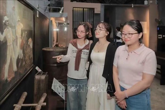 Di tích Nhà tù Hỏa Lò được nhiều bạn trẻ lựa chọn làm điểm đến tham quan, tìm hiểu lịch sử dân tộc, tri ân các anh hùng liệt sĩ nhân kỷ niệm 72 năm Ngày Giải phóng Thủ đô.