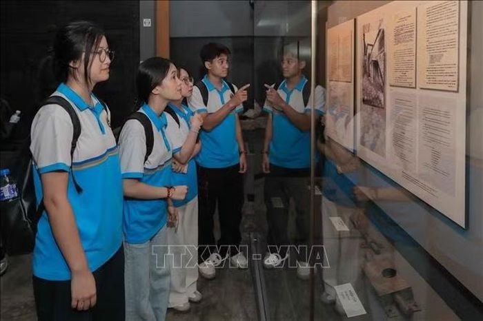 Nhiều học sinh, sinh viên lựa chọn Di tích Nhà tù Hỏa Lò làm điểm tham quan, học tập thực tế, tìm hiểu lịch sử dân tộc và bồi đắp lòng yêu nước.
