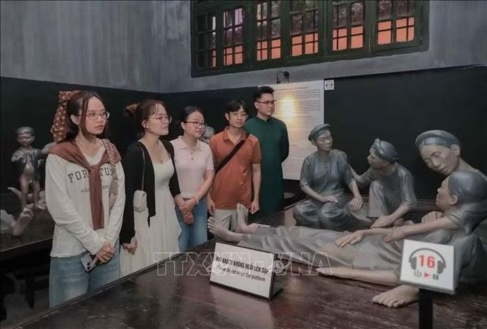 Di tích Nhà tù Hỏa Lò được nhiều bạn trẻ lựa chọn làm điểm đến tham quan, tìm hiểu lịch sử dân tộc, tri ân các anh hùng liệt sĩ nhân kỷ niệm 72 năm Ngày Giải phóng Thủ đô.