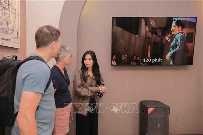 Đông đảo du khách quốc tế lựa chọn Di tích Nhà tù Hỏa Lò (Hà Nội) làm điểm đến tham quan, tìm hiểu lịch sử nhân kỷ niệm 72 năm Ngày Giải phóng Thủ đô.