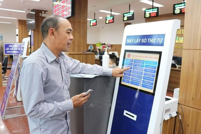 Người dân đăng ký thông tin giải quyết thủ tục hành chính tại Trung tâm phục vụ hành chính công tỉnh Khánh Hòa (số 84 Hoàng Hoa Thám, phường Nha Trang). Ảnh: Nguyễn Thành/TTXVN
