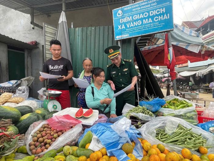 Thiếu tá Nguyễn Duy Khánh tuyên truyền, phổ biến pháp luật cho Nhân dân khu vực biên giới.