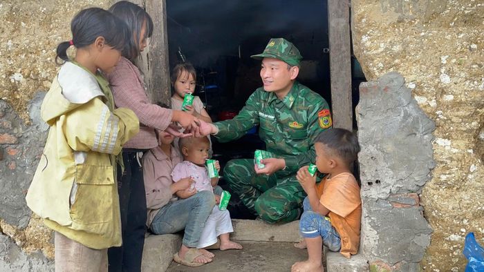 Thiếu tá Nguyễn Duy Khánh thăm hỏi, tặng quà cho các em có hoàn cảnh khó khăn trên địa bàn biên giới.