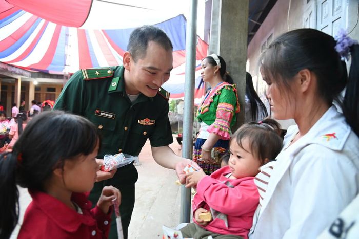 Thiếu tá Nguyễn Duy Khánh tặng quà cho thiếu nhi bản Pa Vây Sử, xã Sì Lở Lầu.