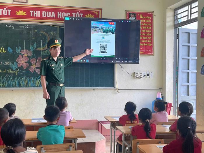 Thiếu tá Nguyễn Duy Khánh hướng dẫn học sinh phong trào Bình dân học vụ số.