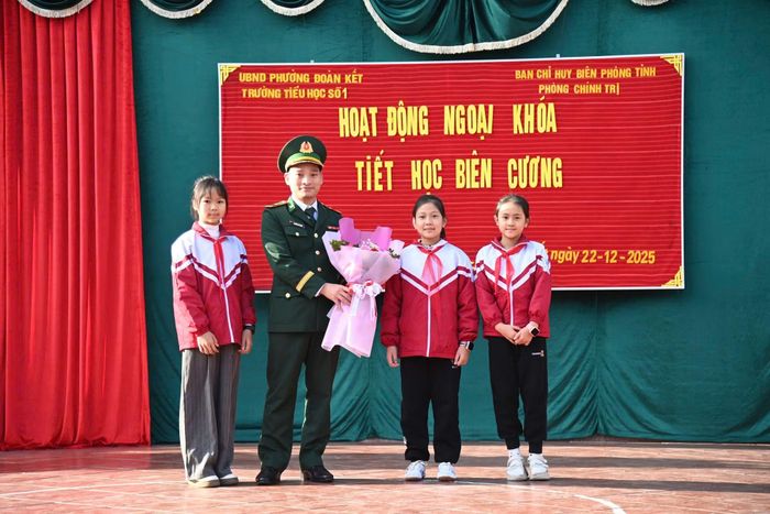 Thiếu tá Nguyễn Duy Khánh tổ chức chương trình Tiết học Biên cương cho học sinh trường Tiểu học số 1 Đoàn Kết.