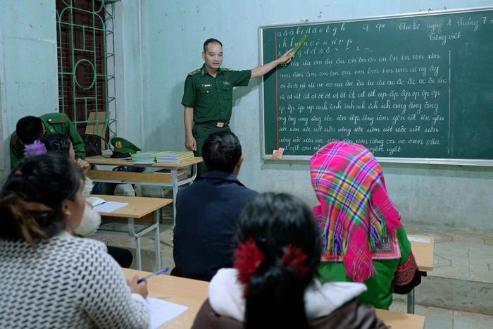 Thiếu tá Nguyễn Duy Khánh tham gia xóa mù chữ cho Nhân dân bản Pa Vây Sử, xã Sì Lở Lầu, tỉnh Lai Châu.