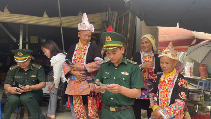 Thiếu tá Nguyễn Duy Khánh tuyên truyền, hướng dẫn người dân bản Đồng Tiến, xã Sì Lở Lầu cài đặt ứng dụng VneID mức 2.