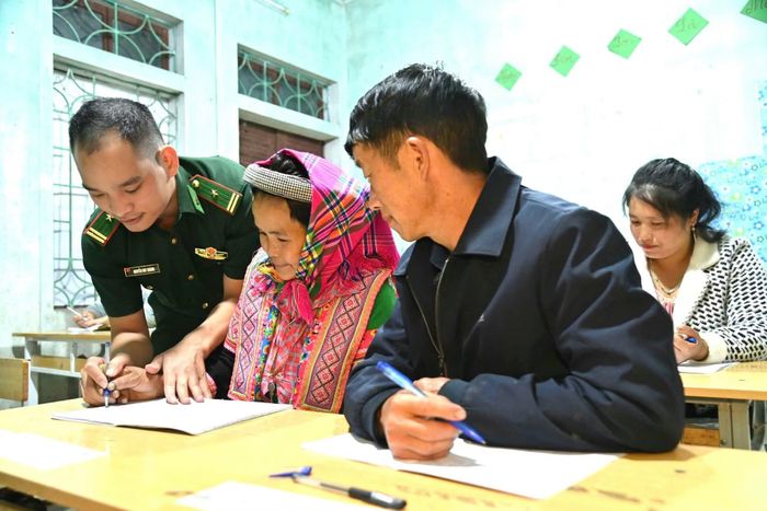 Thiếu tá Nguyễn Duy Khánh tham gia xóa mù chữ cho Nhân dân bản Ngài Thầu, xã Sì Lở Lầu, tỉnh Lai Châu.