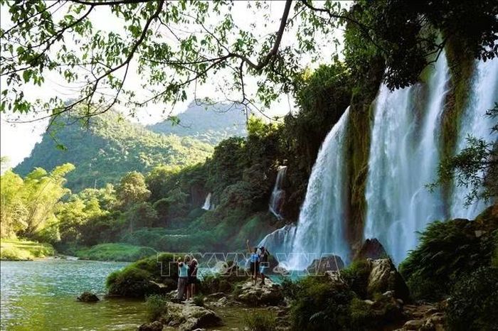 Du khách nước ngoài ghi lại những hình ảnh đẹp của Thác Bản Giốc.