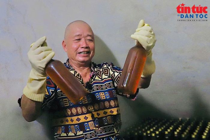 Mật ong được đóng vào chai thủy tinh sau khi trải qua qua quy trình lấy mật.