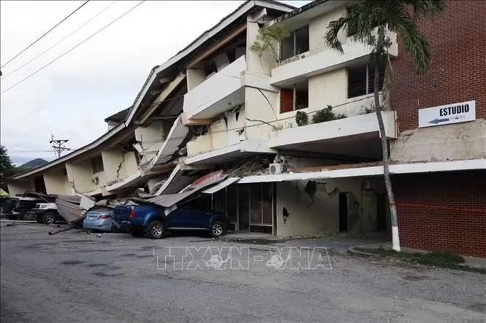 Một tòa nhà và phương tiện bị hư hại sau trận động đất mạnh tại Penonomé, tỉnh Coclé, miền Trung Panama, ngày 9/10/2026. Ảnh: THX/TTXVN phát
