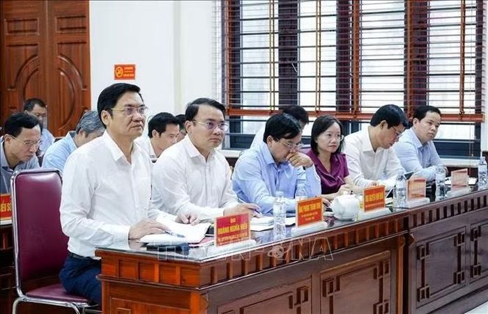 Lãnh đạo tỉnh Nghệ An tham dự hội nghị tiếp xúc cử tri tại phường Vinh Hưng.
