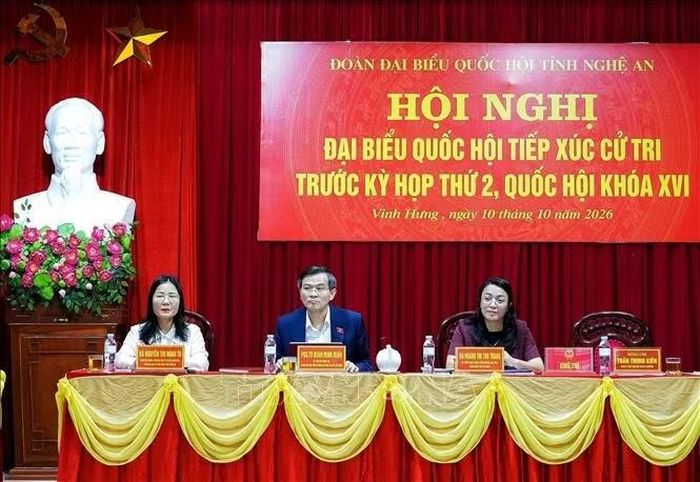 Giám đốc Học viện Chính trị Quốc gia Hồ Chí Minh Đoàn Minh Huấn cùng các Đại biểu Quốc hội tỉnh Nghệ An tiếp xúc cử tri tại phường Vinh Hưng.