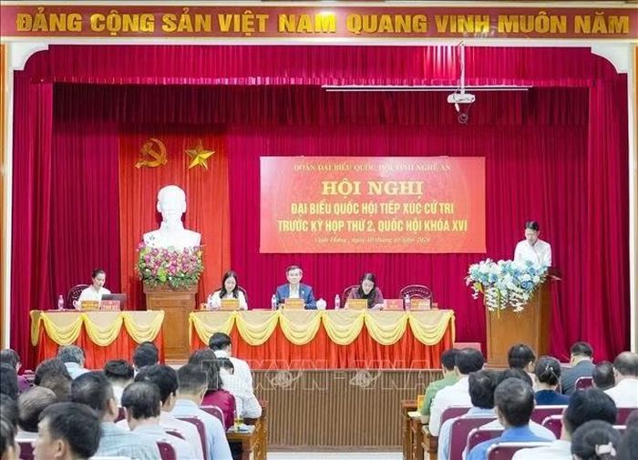 Giám đốc Học viện Chính trị Quốc gia Hồ Chí Minh Đoàn Minh Huấn cùng các Đại biểu Quốc hội tỉnh Nghệ An tiếp xúc cử tri tại phường Vinh Hưng.