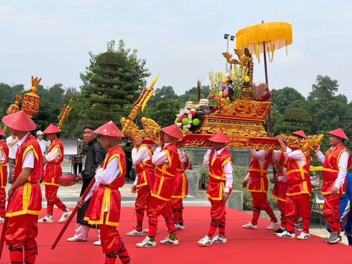 Đoàn kiệu rước lễ vật dâng lên các Vua Hùng.