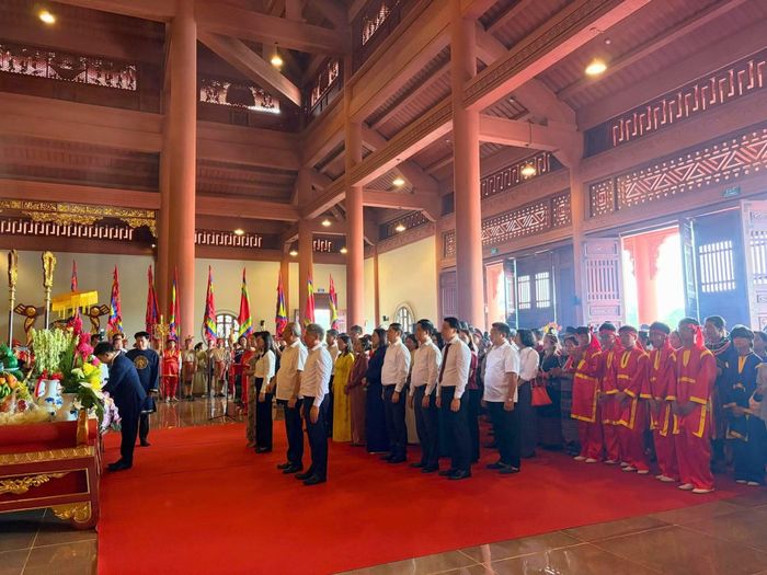 Đoàn đại biểu cùng các nghệ nhân, đông đảo đồng bào đại diện cho 54 dân tộc, người dân và du khách thực hiện các nghi thức rước lễ, dâng lễ vật, dâng hoa và thắp hương tri ân công đức các Vua Hùng.
