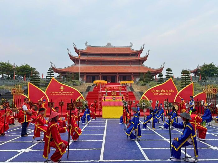 Thi đấu cờ người tại Quảng trường Hùng Vương.