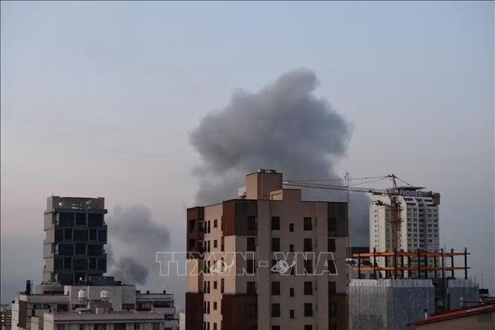 Khói bốc lên sau một cuộc không kích tại Tehran, Iran. Ảnh tư liệu: THX/TTXVN