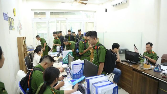 Công an khám xét các doanh nghiệp. Ảnh: CA