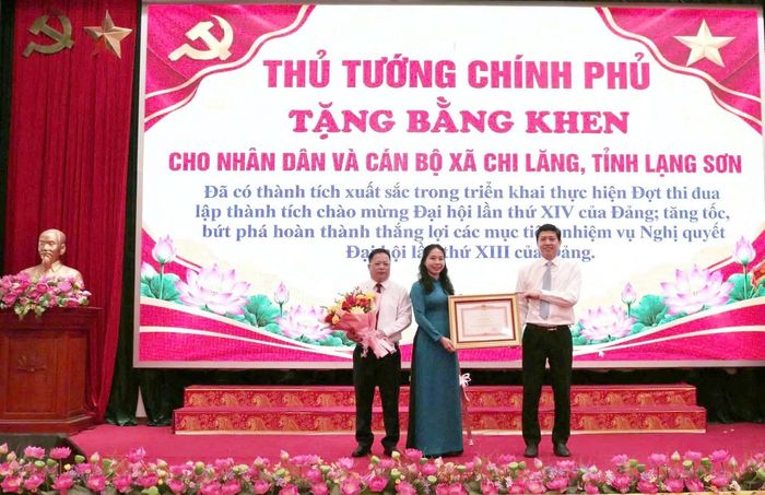 Nhân dân và cán bộ xã Chi Lăng nhận Bừng khen của Thủ tướng Chính phủ tại chương trình. Ảnh: TTXVN phát