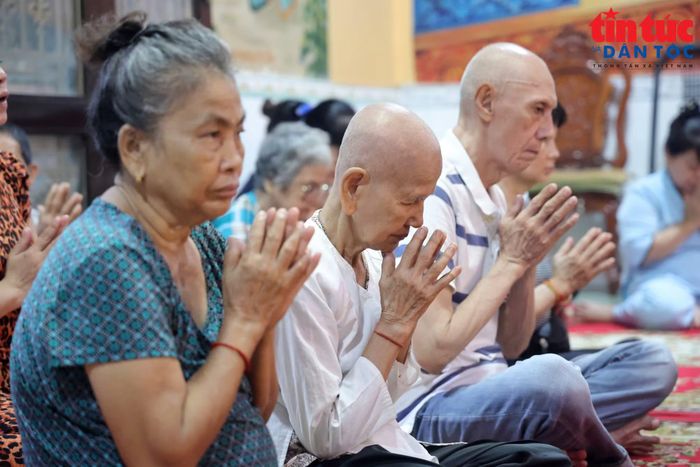Bà con Khmer thành kính cầu nguyện, tưởng nhớ ông bà, những người quá cố trong gia đình dịp lễ Sen Đôn Ta.