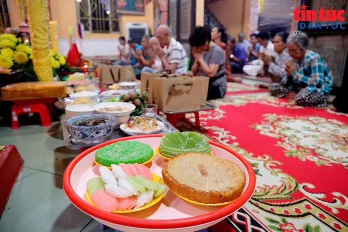 Các gia đình mang cơm, thức ăn mặn ngọt, nhang đèn, hoa quả đến cúng dường dịp lễ Sen Đôn Ta.