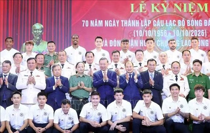 Tổng Bí thư, Chủ tịch nước Tô Lâm với Ban Giám đốc, Ban lãnh đạo và các cầu thủ Câu lạc bộ bóng đá Công an Hà Nội. Ảnh: Phạm Kiên/TTXVN