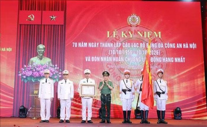 Đại tướng Lương Tam Quang, Ủy viên Bộ Chính trị, Bộ trưởng Bộ Công an trao Huân chương Lao động hạng Nhất của Chủ tịch nước tặng CLB bóng đá Công an Hà Nội. Ảnh: Phạm Kiên/TTXVN