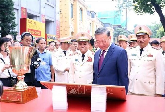 Tổng Bí thư, Chủ tịch nước Tô Lâm tham quan khu trưng bày thành tích 70 năm của Câu lạc bộ bóng đá Công an Hà Nội. Ảnh: Phạm Kiên/TTXVN
