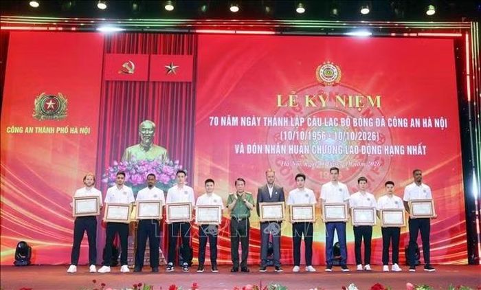 Đại tướng Lương Tam Quang, Ủy viên Bộ Chính trị, Bộ trưởng Bộ Công an trao tặng Bằng khen cho Huấn luyện viên và các cầu thủ của Câu lạc bộ bóng đá Công an Hà Nội có thành tích xuất sắc. Ảnh: Phạm Kiên/TTXVN