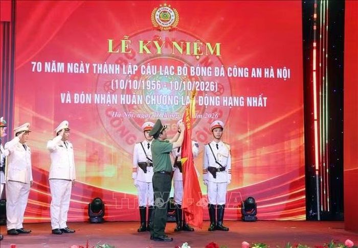 Đại tướng Lương Tam Quang, Ủy viên Bộ Chính trị, Bộ trưởng Bộ Công an trao Huân chương Lao động hạng Nhất của Chủ tịch nước tặng CLB bóng đá Công an Hà Nội. Ảnh: Phạm Kiên/TTXVN