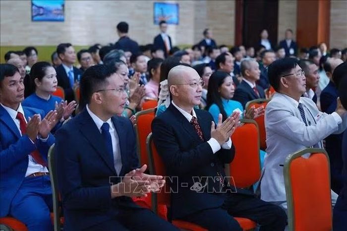 Cộng đồng người Việt Nam tại Campuchia tham dự buổi gặp. Ảnh: Dương Giang/TTXVN
