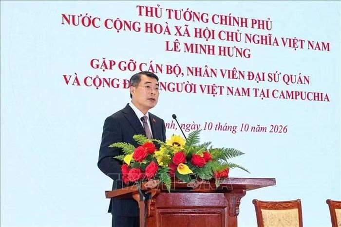 Thủ tướng Lê Minh Hưng phát biểu tại buổi gặp gỡ cán bộ, nhân viên Đại sứ quán và cộng đồng người Việt Nam tại Campuchia. Ảnh: Dương Giang/TTXVN